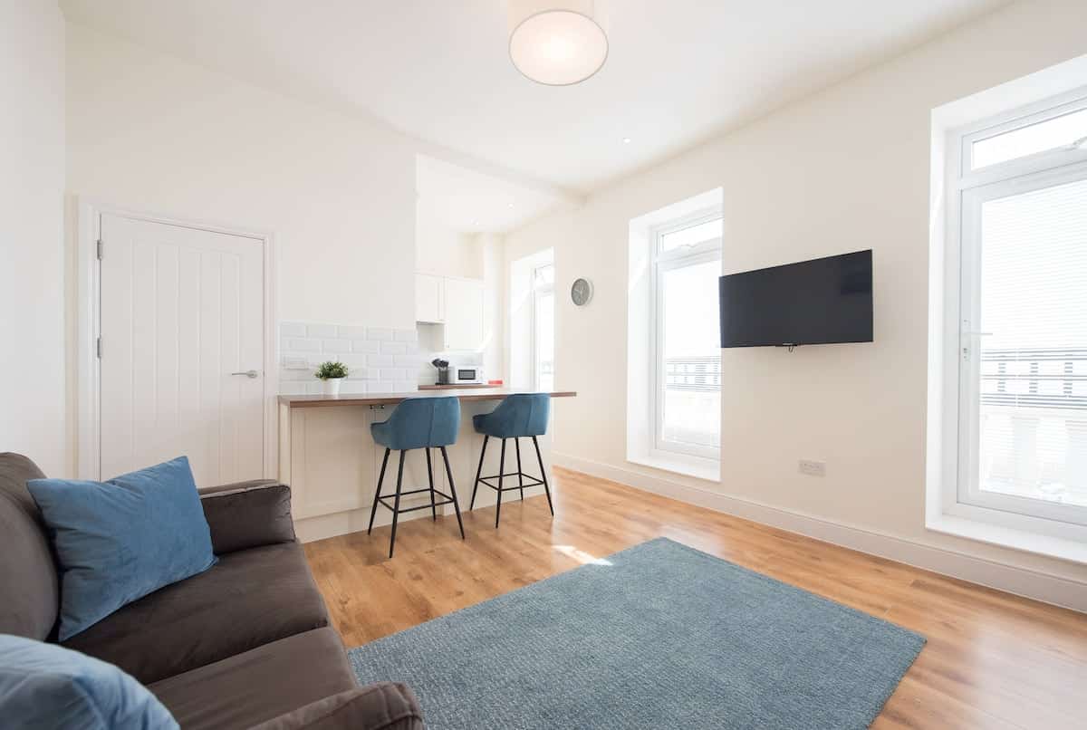 lounge area with tv on wall